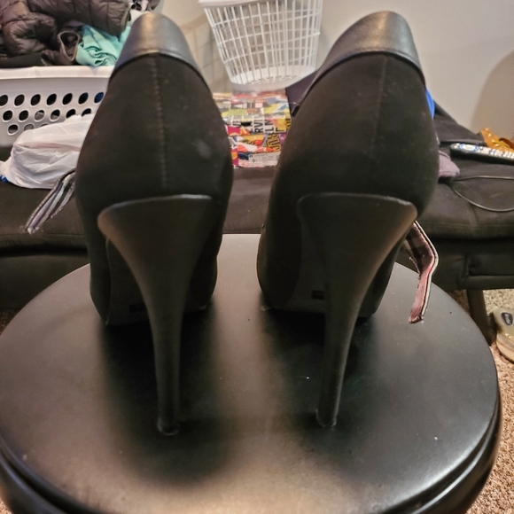 Heels - Picture 2 of 4